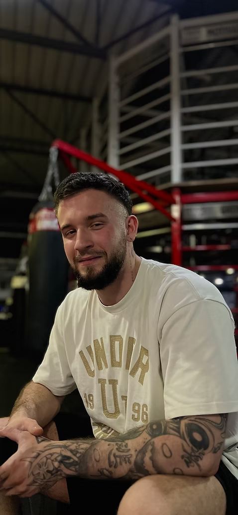 Mateusz, trener personalny z Rumi — zdjęcie portretowe na siłowni